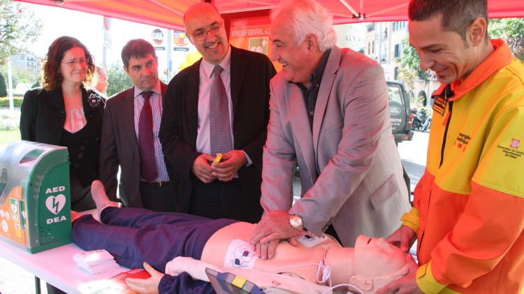 El president de Dipsalut, Josep Maria Corominas, practicant una reanimació acompanyat del cardiòleg Ramon Brugada © ACN