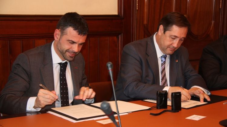 Santi Vila i Josep Maria Pelegrí signant el conveni © ACN