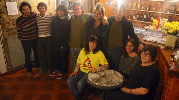 Intengrants de la banda, familiars i col·laboradors del disc 'Serendípia' © ACN