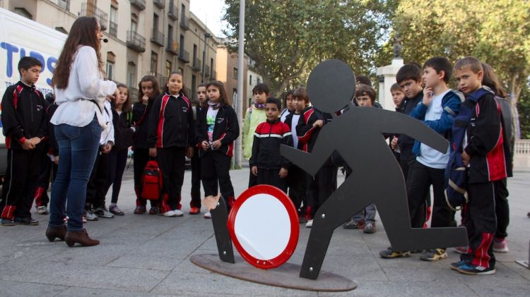 Escolars observant una de les instal·lacions a la Rambla de Figueres © ACN