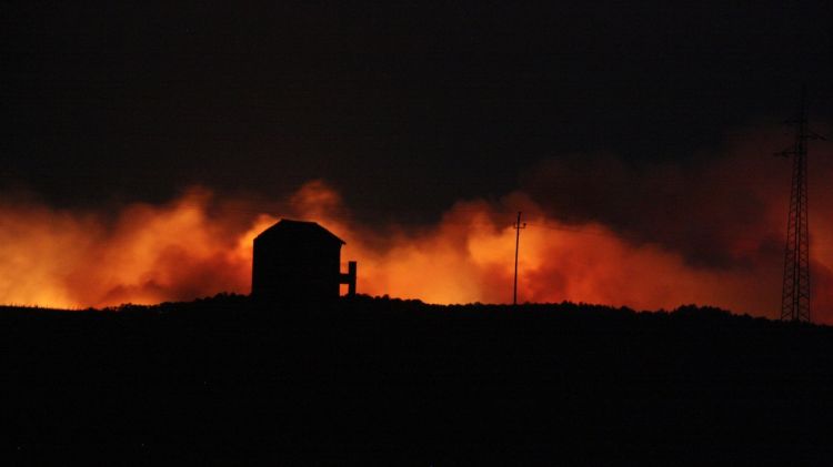 Les flames avancen descontrolades © ACN