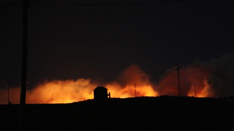 Les flames, visibles des de lluny © ACN