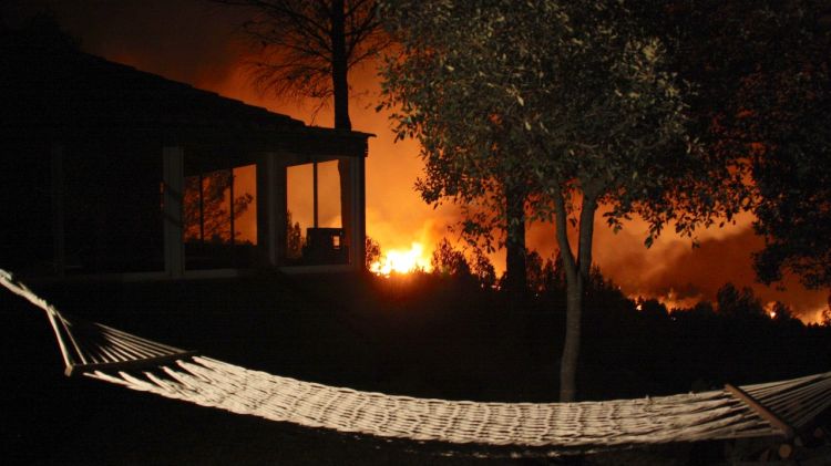 Les flames prop de les cases a Foixà © ACN