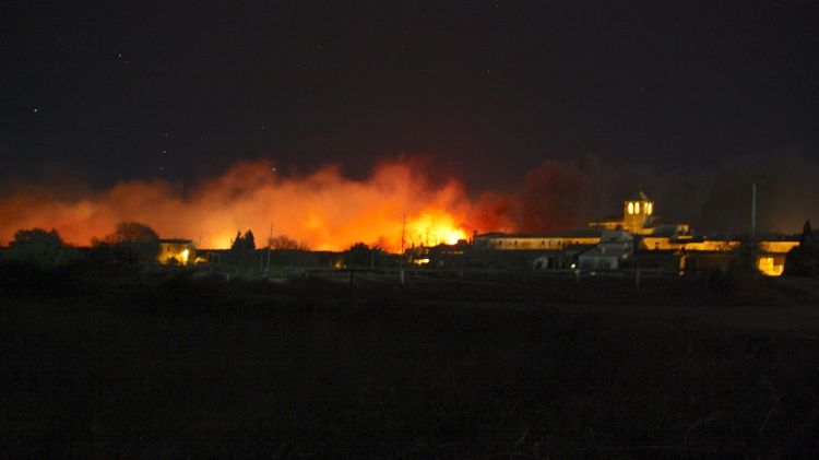 Les flames visibles des de lluny a Foixà © ACN