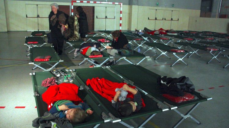 Voluntaris de Creu Roja han posat llits per als desallotjats al pavelló de Sant Jordi Desvalls © ACN