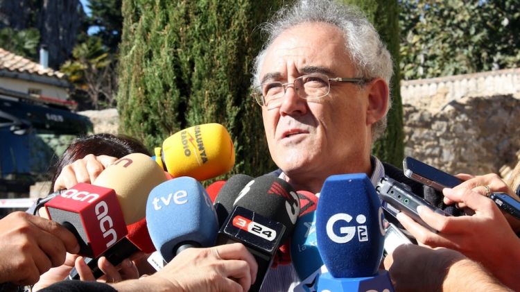 L'alcalde de Colomers, Josep Manel López, atenent a la premsa © ACN