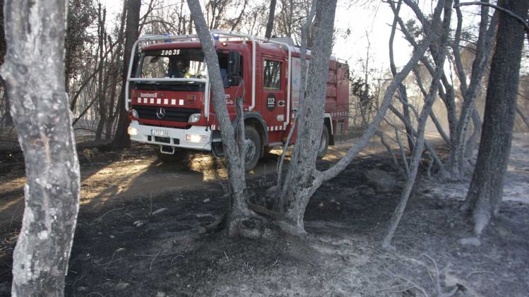 Un camió de Bombers a Foixà a la zona cremada © ACN