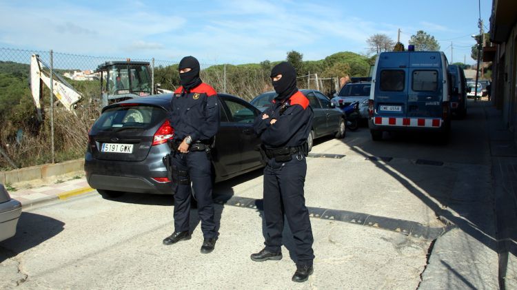 Dos mossos tapats amb passamuntanyes, aquest migdia al costat del descampat © ACN