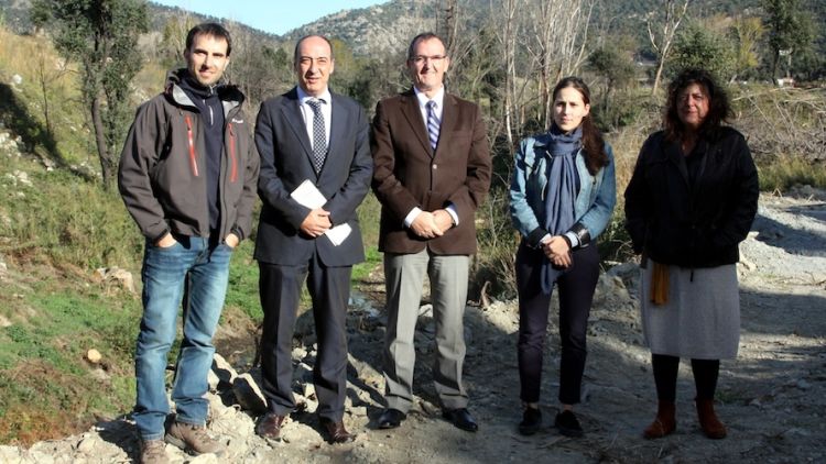 Membres de la Diputació i la Caixa l'any passat en la presentació de neteja de rieres © ACN