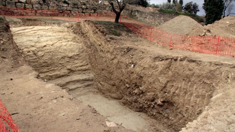 El fossat posat el descobert a Ullastret © ACN