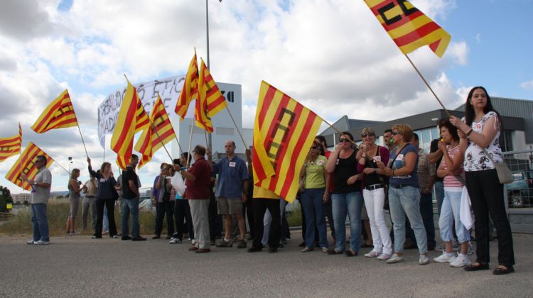 Prop d'una cinquantena de treballadors d'Inecsa s'han manifestat a les portes de la factoria © ACN