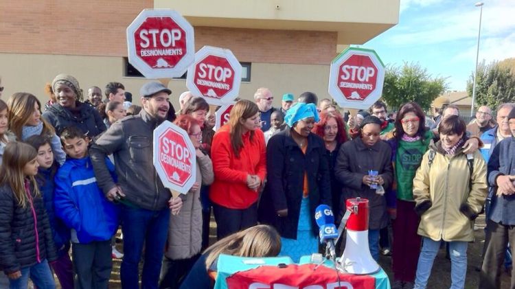 Un instant durant la roda de premsa que han realitzat els activistes al bloc de Salt aquest dissabte