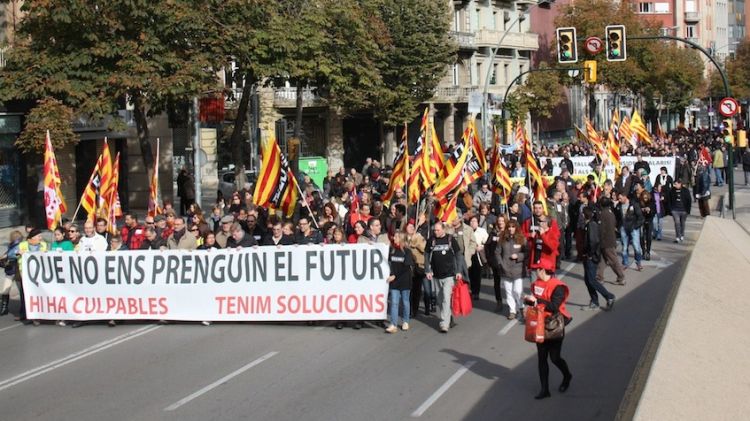 La manifestació ha tallat la circulació de l'avinguda Jaume I a Girona © ACN