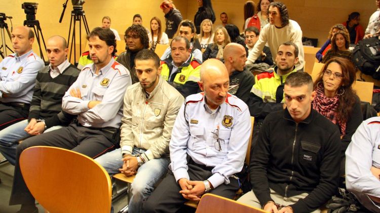 Els sis acusats, a l'Audiència de Girona © ACN