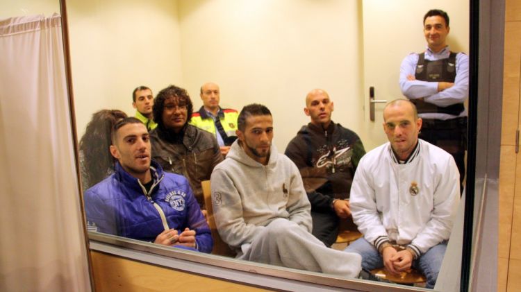 Els sis acusats seguint el judici des de la 'peixera' i custodiat pels Mossos d'Esquadra © ACN