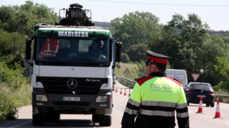 Agents dels Mossos d'Esquadra fent controls a peu d'N-II el maig d'aquest any © ACN