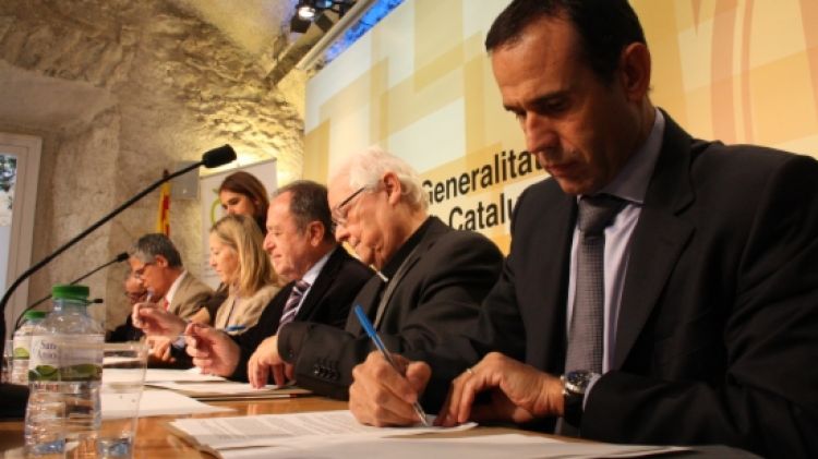 Un instant durant la signatura del conveni que s'ha efectuat aquest divendres al migdia a la seu de la Generalitat a Girona  © ACN