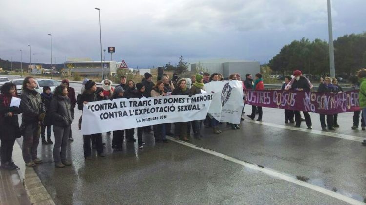 Els participants han tallat la circulació de l'N-II durant uns instants a La Jonquera © ACN