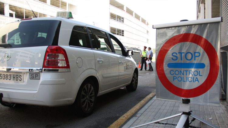 Un dels controls que els Mossos d'Esquadra han muntat a l'Aeroport de Girona (arxiu) © ACN