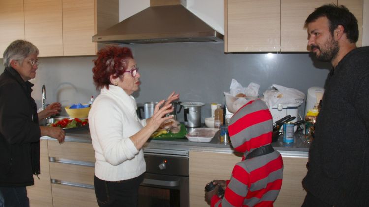 Persones en un bloc ocupat a Salt el 2013