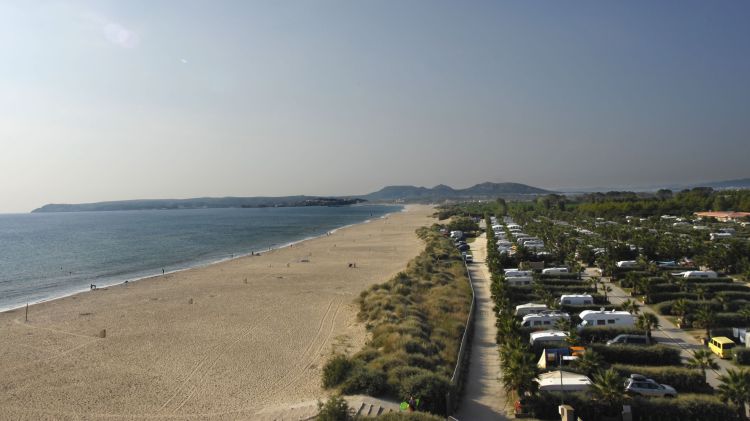 El càmping Las Dunas es troba a primera línia de mar a Sant Pere Pescador