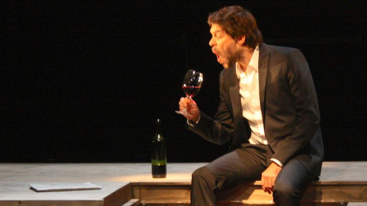 Ivan Benet, l'únic actor dalt de l'escenari, en un moment del muntatge © ACN