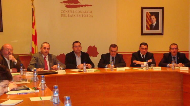 Els sis alcaldes s'han reunit al Consell Comarcal del Baix Empordà