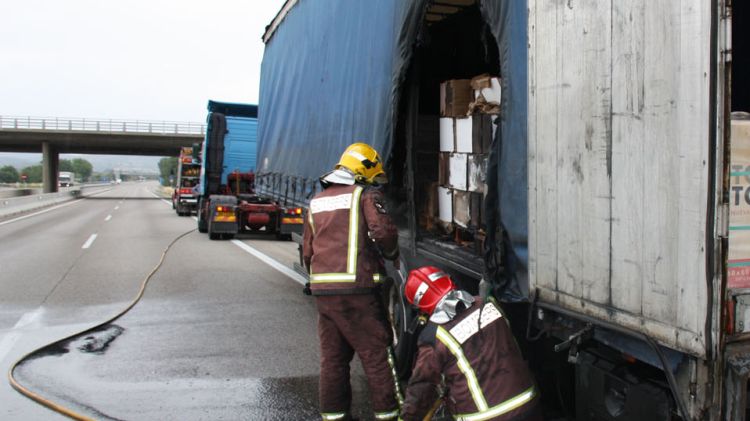 El remolc del camió s'ha incendiat a l'alçada de la sortida de Figueres © ACN