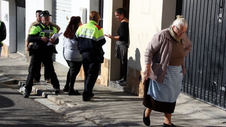 Una de les inspeccions al barri gitano de Sant Joan d'aquest matí © ACN