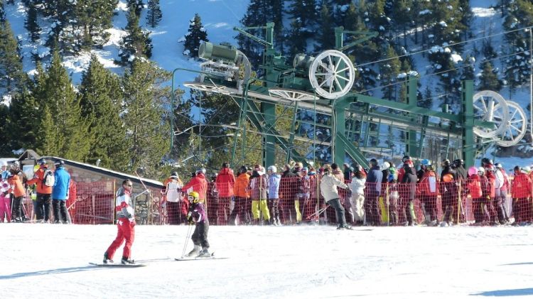 Diversos esquiadors gaudint de la neu a l'estació d'esquí de Masella aquest pont © ACN