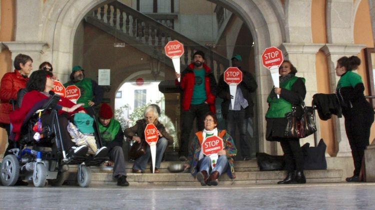 Membres de la PAH de Figueres han protestat aquest dilluns a les portes del consistori © ACN