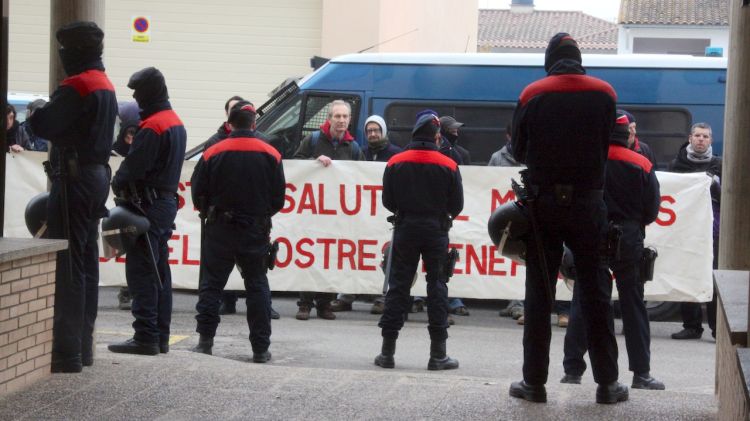 Els Mossos d'Esquadra vigilen els opositors a la MAT © ACN