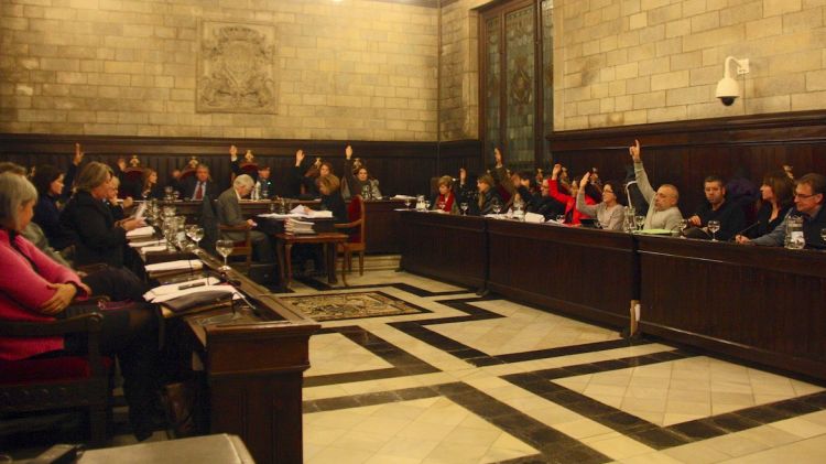 Els regidors de CiU i del PSC, abstenint-se en la votació de la moció sobre la consulta © ACN