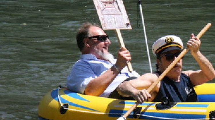 Josep Labró a la part del darrera de la barca a la prova de l'any passat © Facebook