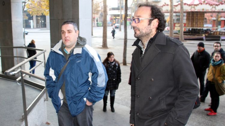 L'activista i el seu advocat, Benet Salellas, entrant als Jutjats de Girona per declarar © ACN
