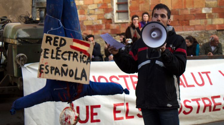 Veïns i activistes contraris a la MAT s'han concentrat aquesta tarda a Viladasens © ACN