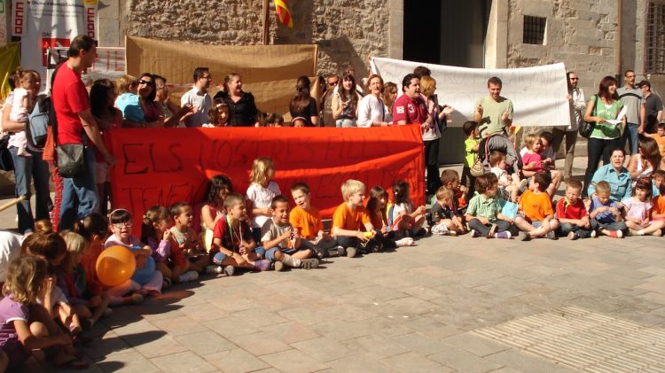 Els pares i els alumnes es van manifestar davant la seu del govern © AG