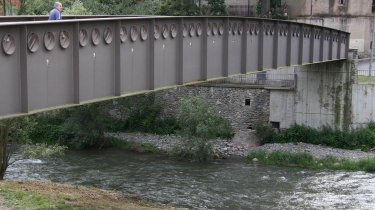 Els dos homes han iniciat la baixada en barca en aquest punt del riu Ter, al seu pas per Ripoll © ACN