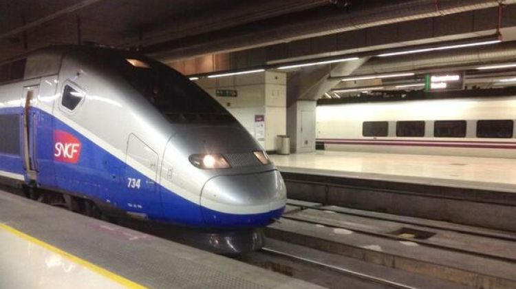 El tren que ha sortit cap a París, a l'estació de Sants © ACN