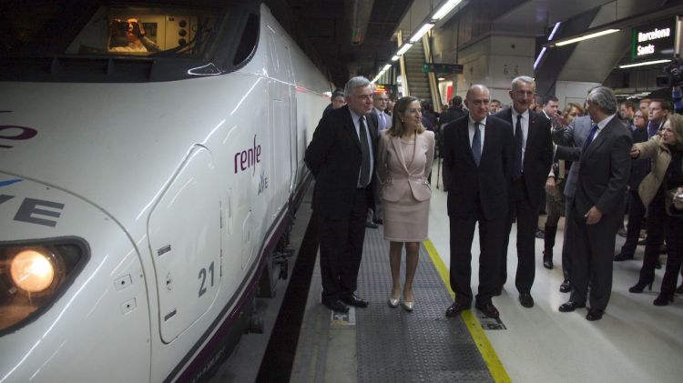 Les autoritats a punt de pujar al tren inaugural que ha unit Barcelona i París © ACN
