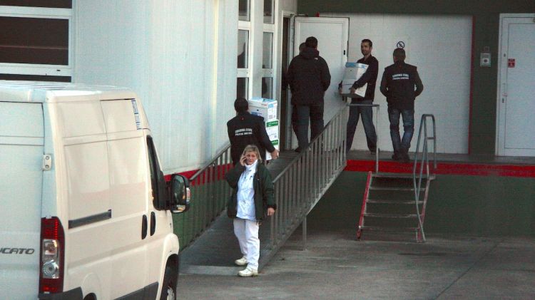 Els agents de la policia judicial de la Guàrdia Civil, sortint aquesta tarda de les instal·lacions © ACN
