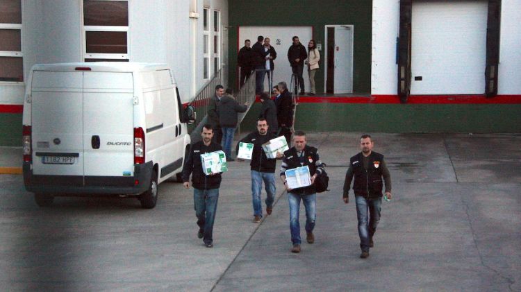 Els agents de la Guàrdia Civil, sortint ahir a la tarda de les instal·lacions de l'Escorxador del Gironès © ACN