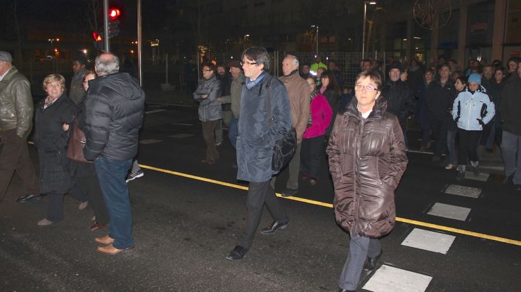 L'alcalde de Girona, Carles Puigdemont, travessa el carrer un cop s'han retirat les tanques © Aj. Girona