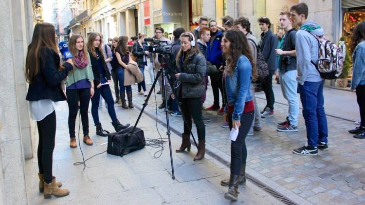 Alumnes rodant el primer programa de "K n'opines" a Girona