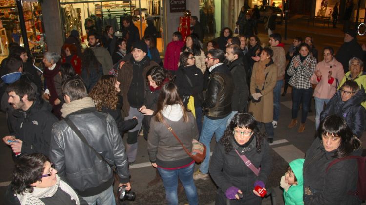 Els manifestants que s'han aplegat davant la seu del PP a Girona han tallat el trànsit del carrer Migdia © ACN