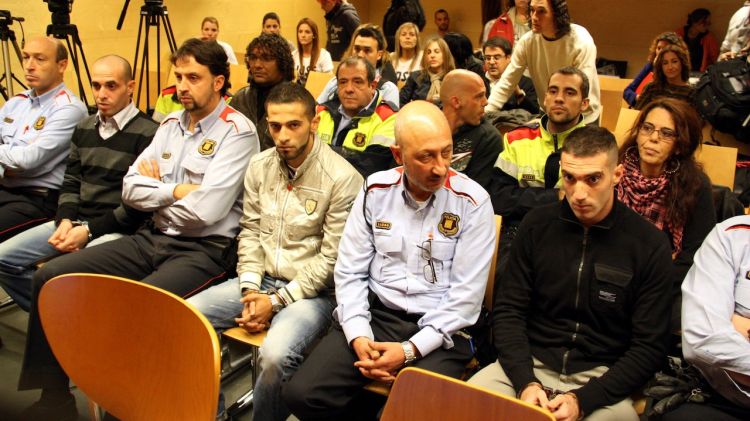 Els sis acusats, a l'Audiència de Girona (arxiu) © ACN