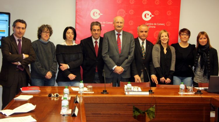 Domènec Espadalé (centre) envoltat de les emprenedores a qui aquest any l'entitat ha assessorat © ACN