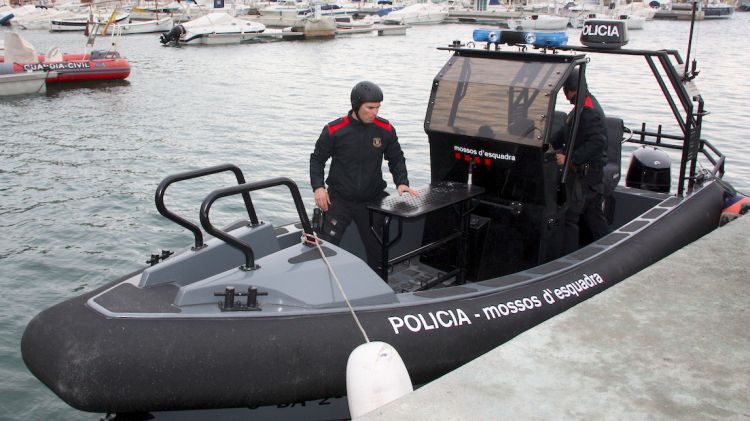 Els Mossos d'Esquadra aquest migdia al port de l'Estartit © ACN