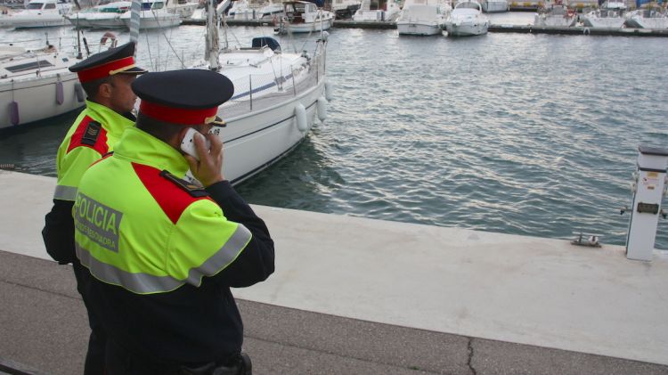Els Mossos d'Esquadra, dimarts al migdia, al port de l'Estartit  © ACN