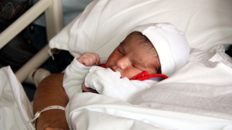 El petit Kanwar Armeet, el primer nadó de les comarques gironines d'aquest 2014 © ACN